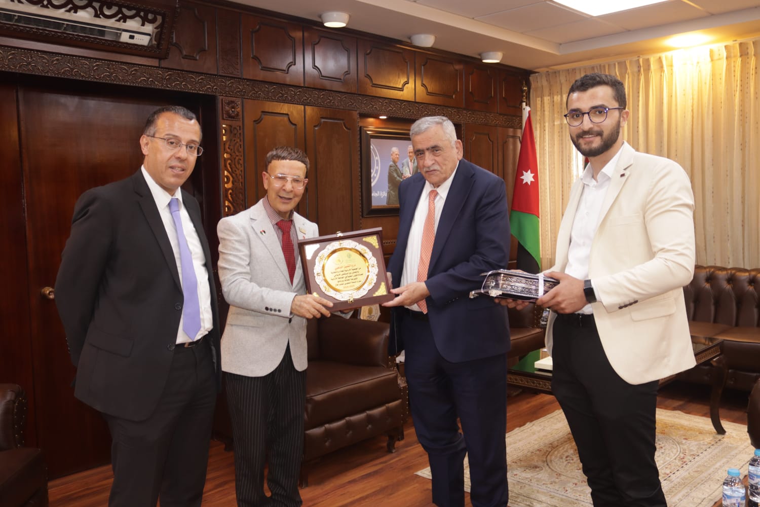 /PhotoGallery/عمادة شؤون الطلبة تحصل على الدرع الذهبي من المستشفى الاسلامي.jpg